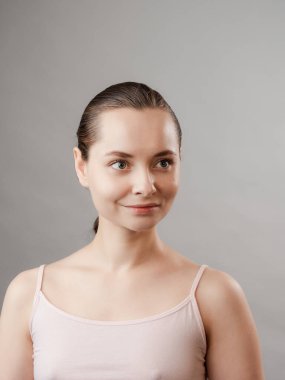 Temiz Taze Ciltli Güzel Genç Kadın bakışlarını başka tarafa çevir. Güzel kız yüz bakımı. Yüz bakımı. Kozmetik, güzellik ve kaplıca. Doğal kozmetik ürünü. Organik BiyoKozmetik Konsepti. Beyaz arkaplanda izole.