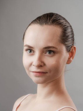 Temiz Taze Ciltli Güzel Genç Kadın bakışlarını başka tarafa çevir. Güzel kız yüz bakımı. Yüz bakımı. Kozmetik, güzellik ve kaplıca. Doğal kozmetik ürünü. Organik BiyoKozmetik Konsepti. Beyaz arkaplanda izole.