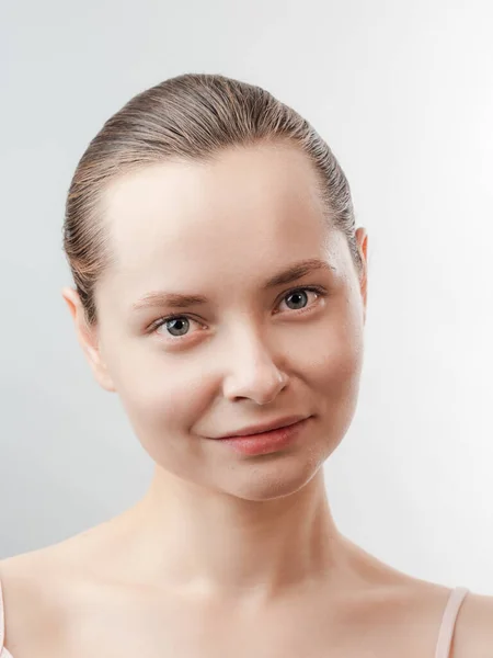 Bella Giovane Donna Con Pelle Fresca Pulita Distogliere Sguardo Trattamento — Foto Stock