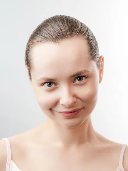 Schöne Junge Frau Mit Sauberer Frischer Haut Schaut Weg Gesichtsbehandlung — Stockfoto