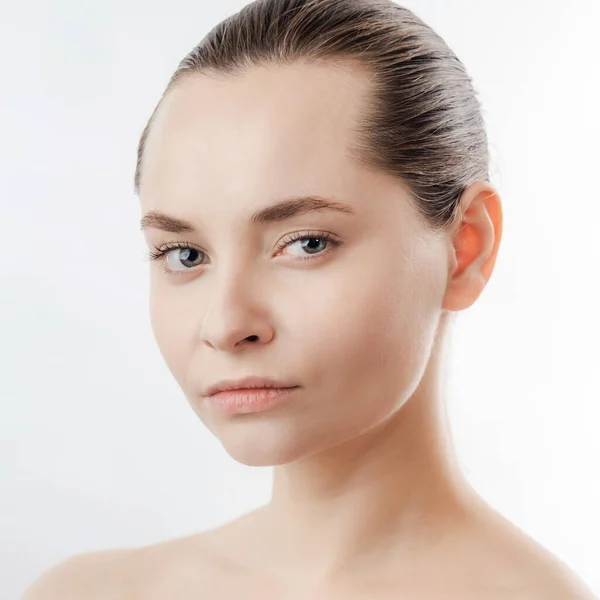 Bella Giovane Donna Con Pelle Fresca Pulita Distogliere Sguardo Trattamento — Foto Stock