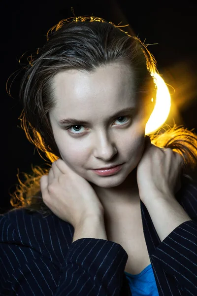 Érzelmi Portré Egy Fiatal Gyönyörű Lányról Vogue Stílusban Kifejező Szemek — Stock Fotó