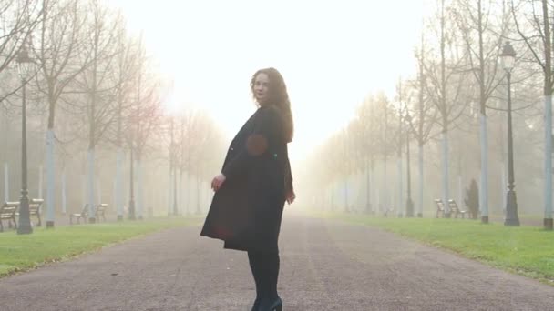 Piękna Młoda Kobieta Spaceruje Modelu Chodu Rano Mglisty Park Wczesna — Wideo stockowe