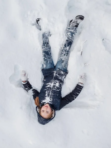 Flicka Leker Med Corgi Hund Snöig Skog Solljus Vintersagan Alsace — Stockfoto