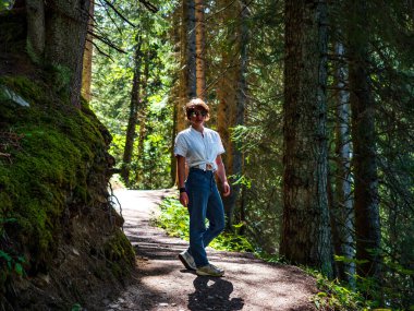 Ormandaki genç kız. Doğanın güzelliği ve insanın güzelliği. Yaz.