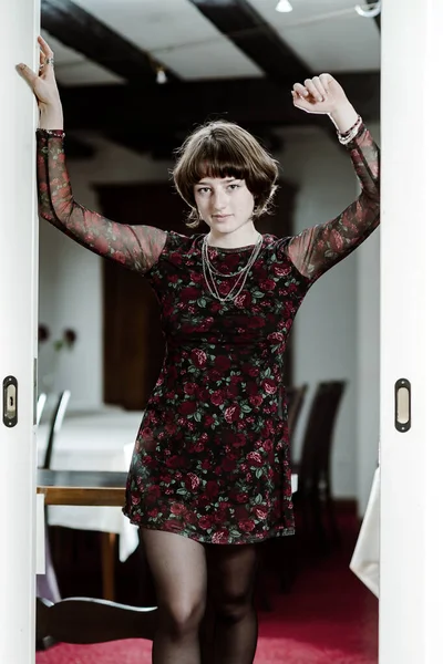 Junges Mädchen Posiert Einem Großen Saal Jugend Und Schönheit Frankreich — Stockfoto