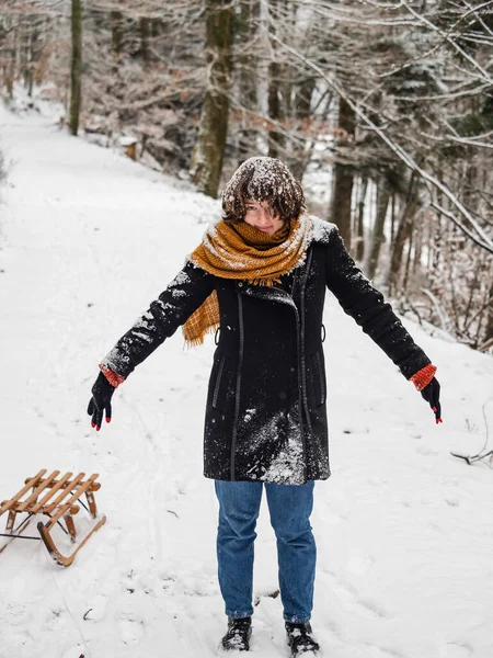 Ung Flicka Snöig Skog Spelar Med Nysnö Snö Faller Från — Stockfoto