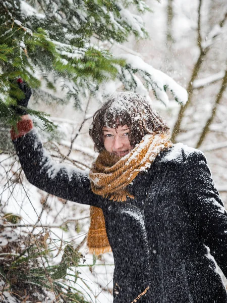 Young Girl Snowy Forest Plays Fresh Snow Snow Falls Trees — Stock Photo, Image