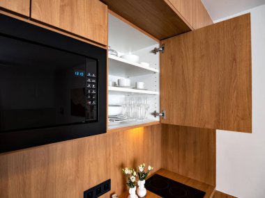 Minimalist mutfak iç mimarisi. Küçük stüdyo alanı kullanımı...