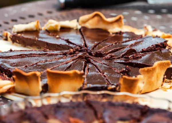 Вкусные Домашние Торты Пироги Шоколадом Ягодами Руки Тянутся Вкуснятиной — стоковое фото