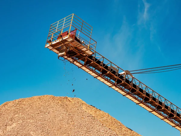 砂石厂一种用于生产碎石 砾石和沙子的工厂采石场 机械和运输机 — 图库照片