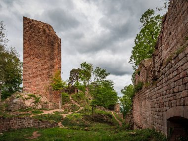 Vosges, Alsace 'deki Ortaçağ Şatosu Landsberg. Dağlardaki antik kalıntılar. Fransa.