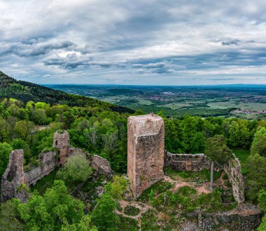 Vosges, Alsace 'deki Ortaçağ Şatosu Landsberg. Kale harabelerinin hava görüntüsü, İHA 'dan çekilmiş. Fransa