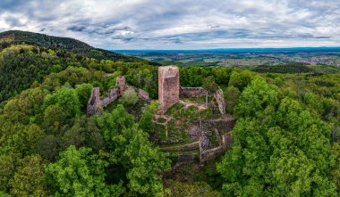 Vosges, Alsace 'deki Ortaçağ Şatosu Landsberg. Kale harabelerinin hava görüntüsü, İHA 'dan çekilmiş. Fransa
