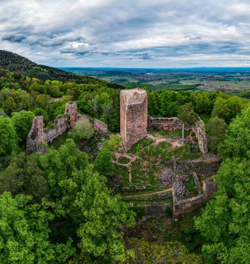 Vosges, Alsace 'deki Ortaçağ Şatosu Landsberg. Kale harabelerinin hava görüntüsü, İHA 'dan çekilmiş. Fransa