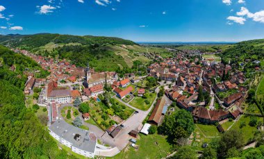 Alsace 'deki çarpıcı köy Andlau' nun panoramik manzarası. Olgunlaşmış üzümlü yamaçlar. Vosges dağlarının manzarası harika. Idyll ve zarafet