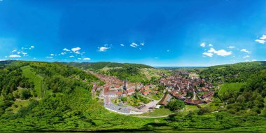 Alsace 'deki çarpıcı köy Andlau' nun panoramik manzarası. Olgunlaşmış üzümlü yamaçlar. Vosges dağlarının manzarası harika. Idyll ve zarafet