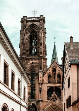 Ortaçağ şehri Rouffach, Alsace. Tahkimatlar, kuleler, katedral, eski kasaba. Fransa