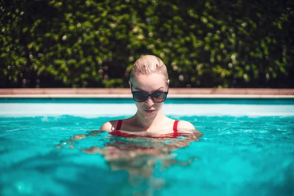 Young Beautiful Sexy Girl Enjoying Swimming Private Pool Relaxing Sun — Stock Photo, Image