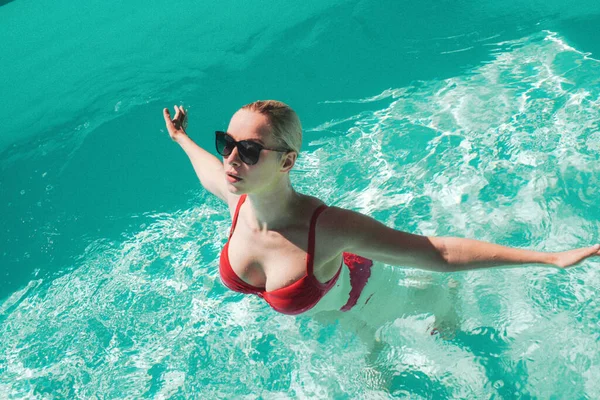Молодая Красивая Сексуальная Девушка Наслаждающаяся Плаванием Частном Бассейне Релаксацией Солнце — стоковое фото
