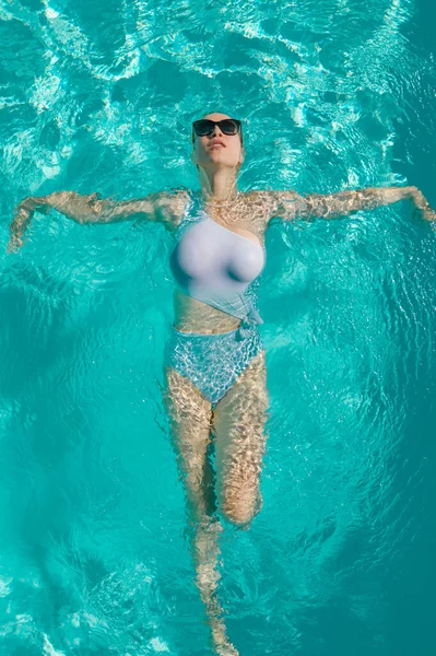 Menina Sexy Bonita Nova Que Gosta Nadar Piscina Privada Relaxar — Fotografia de Stock