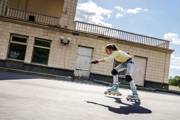 Hermosa chica adolescente rollerskating — Foto de Stock