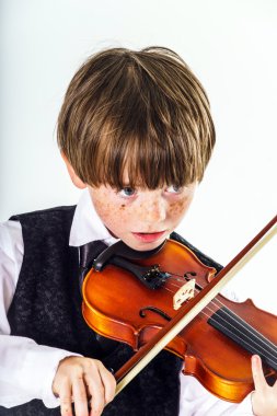 Kızıl saçlı okul öncesi çocuk keman ile