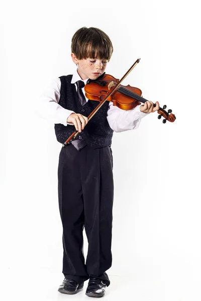 Rödhårig förskolebarn pojke med violin — Stockfoto