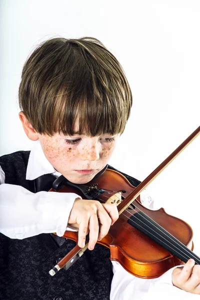 Zrzavý preschooler chlapce s housle — Stock fotografie