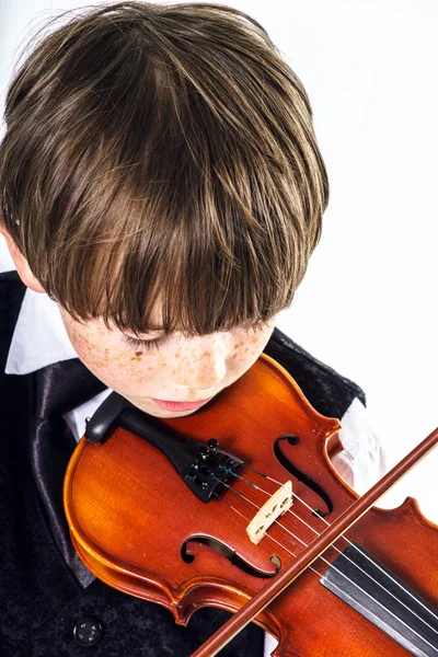红发的学龄前儿童用小提琴的男孩 — 图库照片