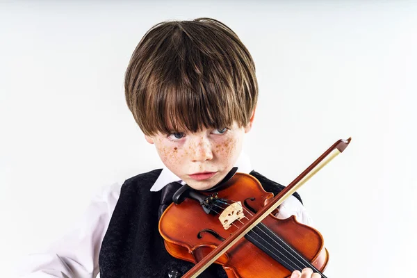 Rothaariger Vorschuljunge mit Geige — Stockfoto