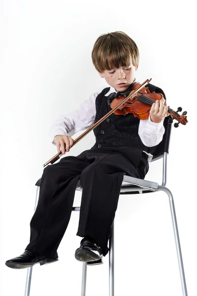 Menino pré-escolar de cabelos vermelhos com violino — Fotografia de Stock