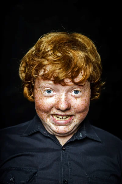Vet sproeterig jongen portret — Stockfoto