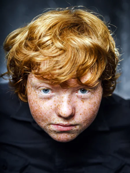 Vet sproeterig jongen portret — Stockfoto