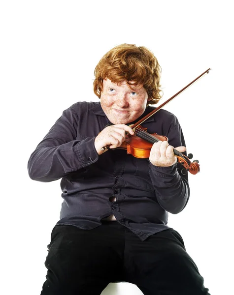Stor fet rödhårig pojke med små violin — Stockfoto