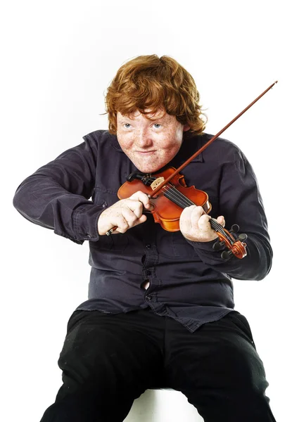 Grande gordo menino ruivo com violino pequeno — Fotografia de Stock