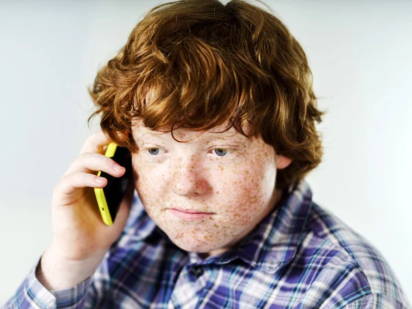 Κωμικό φακιδωμένος κοκκινομάλλης αγόρι με κινητό τηλέφωνο — Φωτογραφία Αρχείου