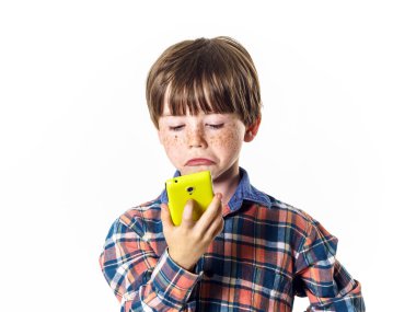 cep telefonu ile Kızıl saçlı komik çocuk