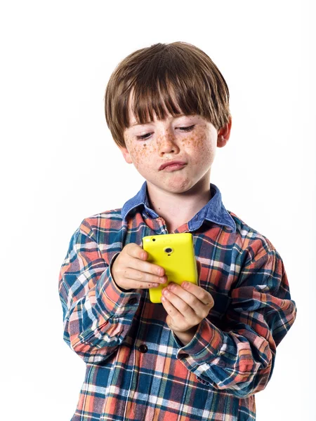 Рудий смішний хлопчик з мобільним телефоном — стокове фото