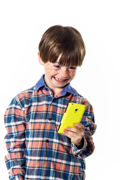 Roodharige grappige jongen met mobiele telefoon — Stockfoto