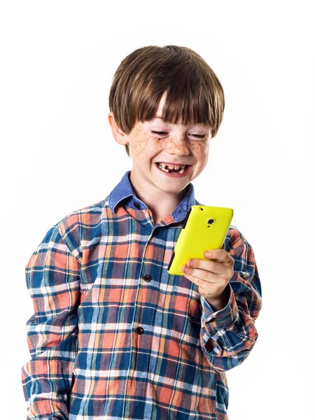 Roodharige grappige jongen met mobiele telefoon — Stockfoto