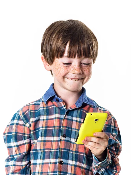 Roodharige grappige jongen met mobiele telefoon — Stockfoto