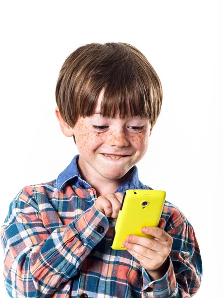 Roodharige grappige jongen met mobiele telefoon — Stockfoto