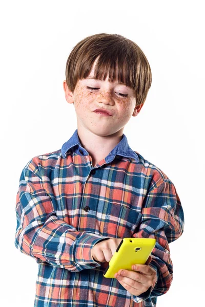 Roodharige grappige jongen met mobiele telefoon — Stockfoto