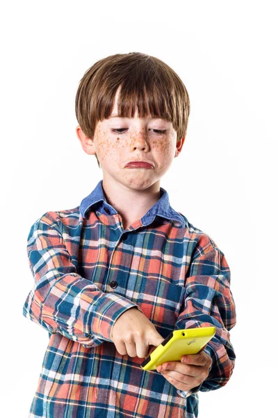 Roodharige grappige jongen met mobiele telefoon — Stockfoto