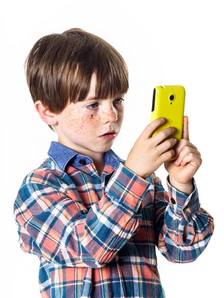 Roodharige grappige jongen met mobiele telefoon — Stockfoto