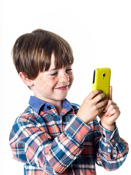 Roodharige grappige jongen met mobiele telefoon — Stockfoto