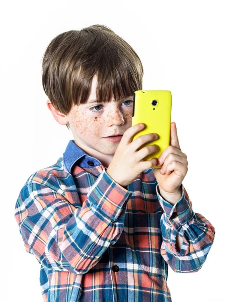 Rojo de pelo chico divertido con teléfono móvil — Foto de Stock