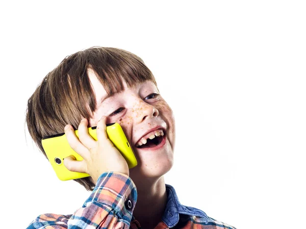 Рудий смішний хлопчик з мобільним телефоном — стокове фото