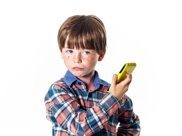 Рыжий смешной мальчик с мобильным телефоном — стоковое фото
